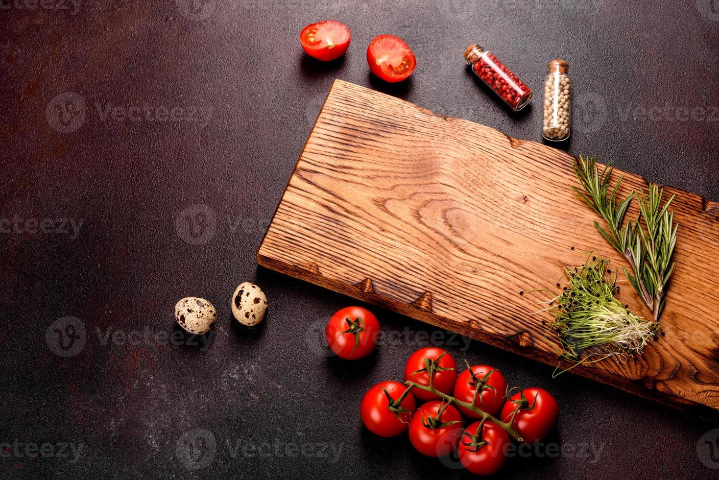 Zutaten für Kochpaste auf dunklem Hintergrund foto