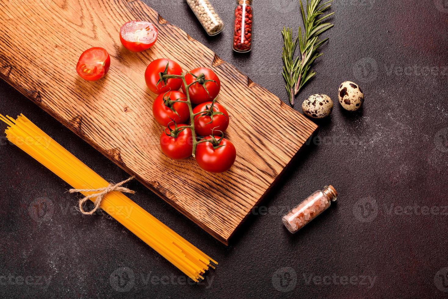 Zutaten für Kochpaste auf dunklem Hintergrund foto