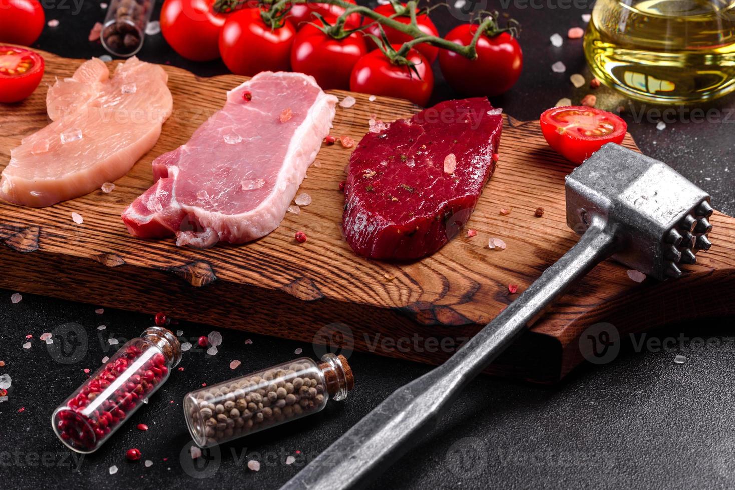 frisches saftiges Steak vom Rind, Schwein und Huhn foto