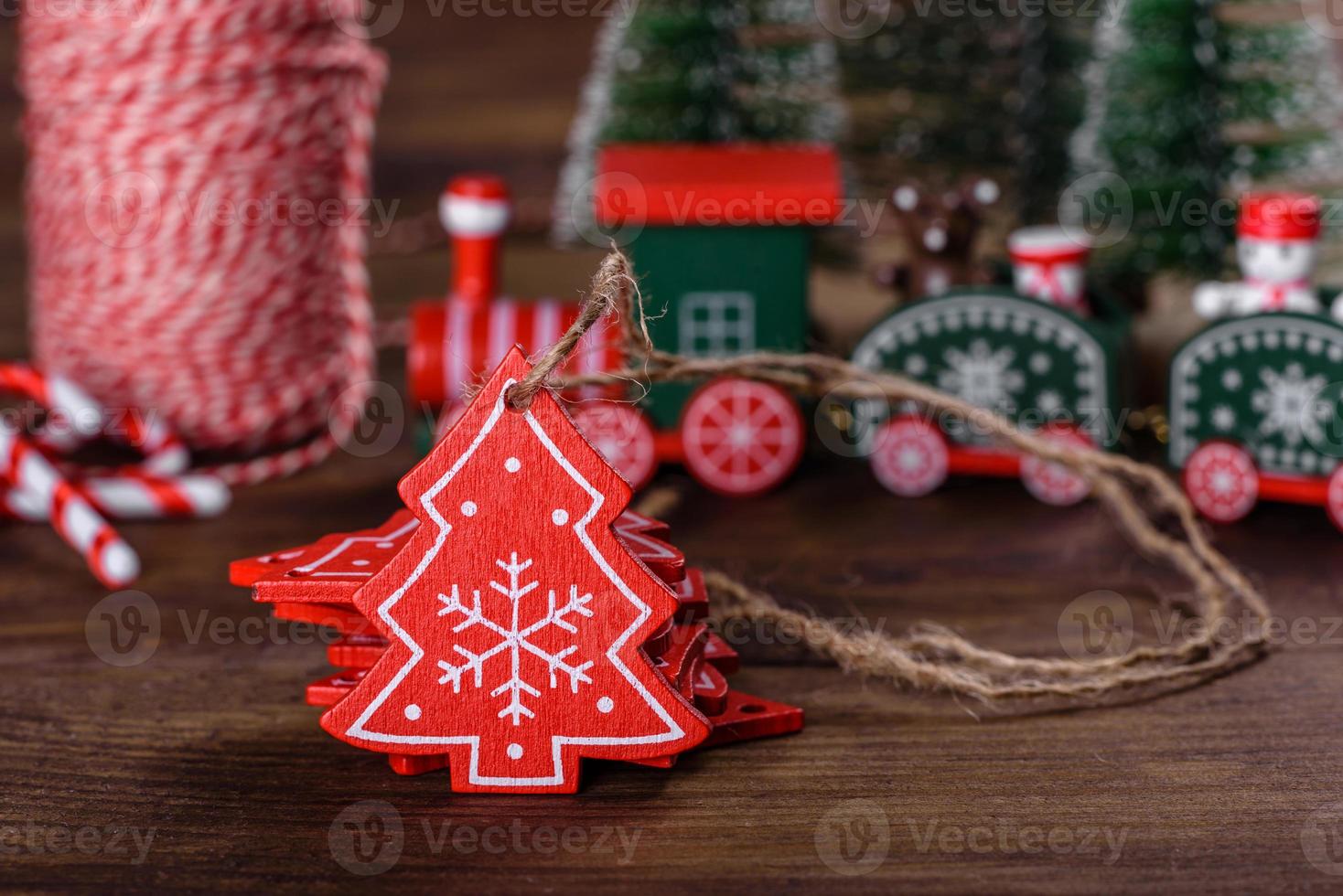 Weihnachtselemente von Dekorationen zum Dekorieren des Neujahrsbaums foto
