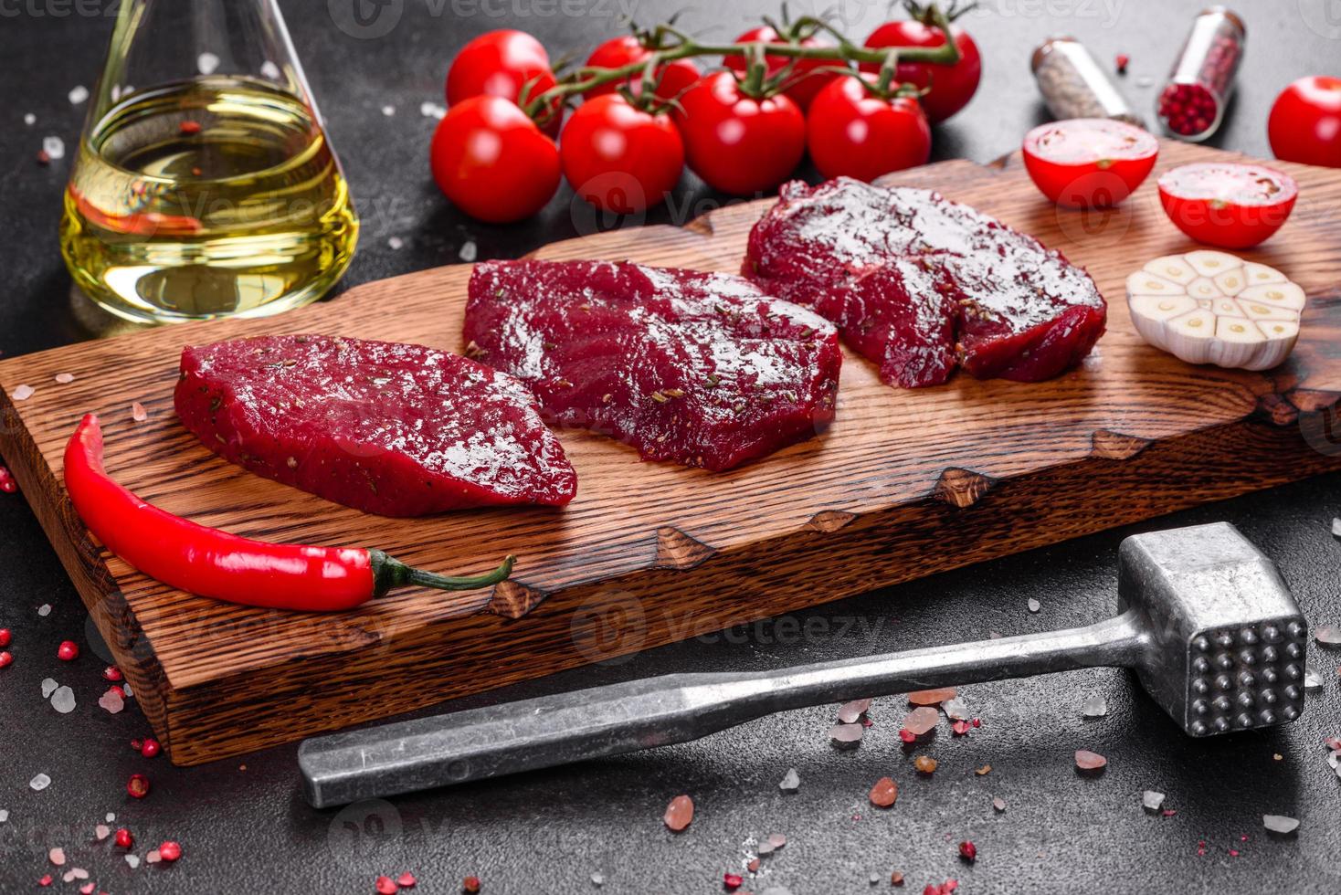 frisches rohes Rindersteak Mignon, mit Salz, Pfefferkörner foto