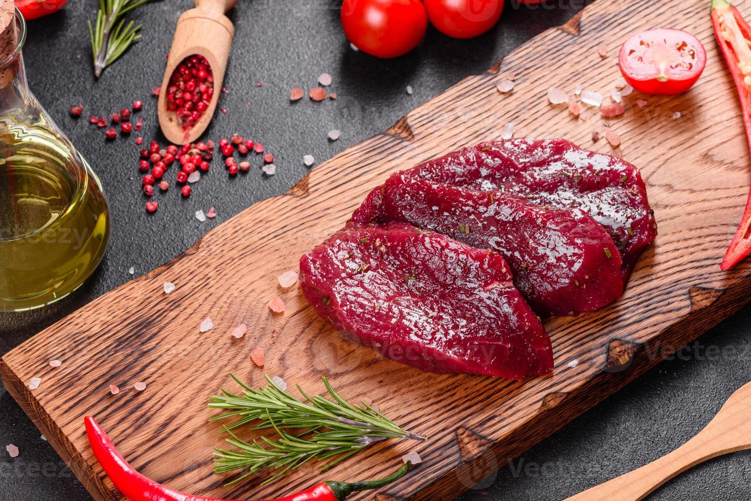 frisches rohes Rindersteak Mignon, mit Salz, Pfefferkörner foto