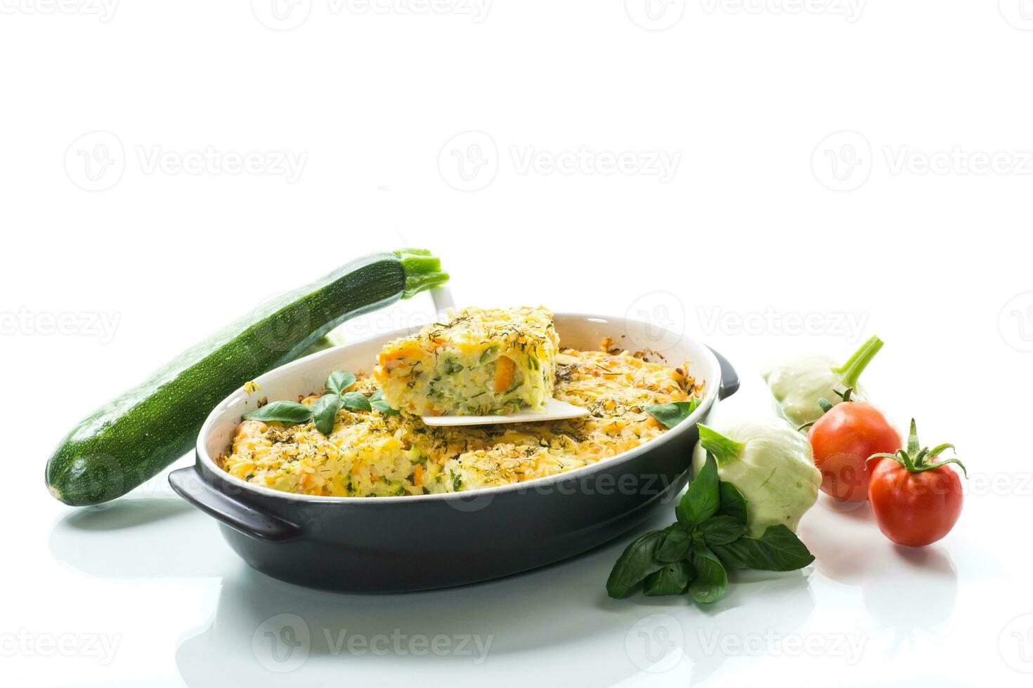 Gemüse Kasserolle von Patissons, Zucchini, Möhren im ein Keramik bilden . foto