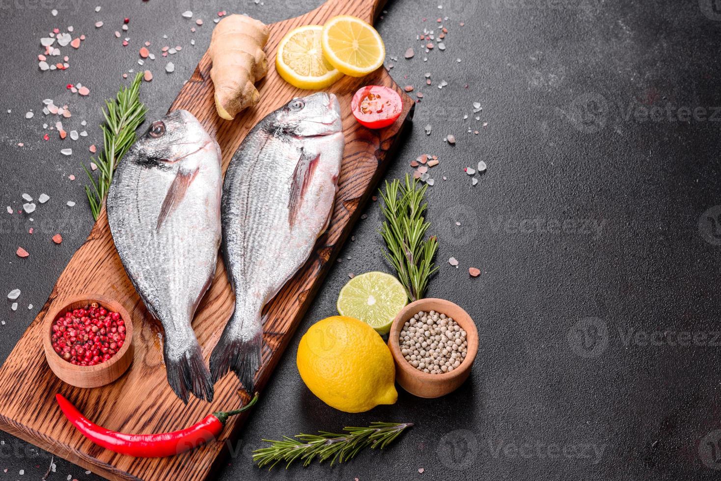 roher Dorado-Fisch mit Gewürzen auf Schneidebrett kochen foto