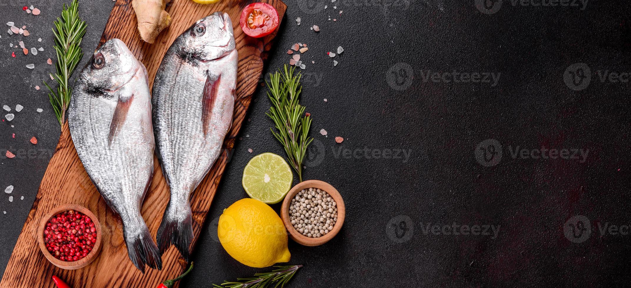 roher Dorado-Fisch mit Gewürzen auf Schneidebrett kochen foto