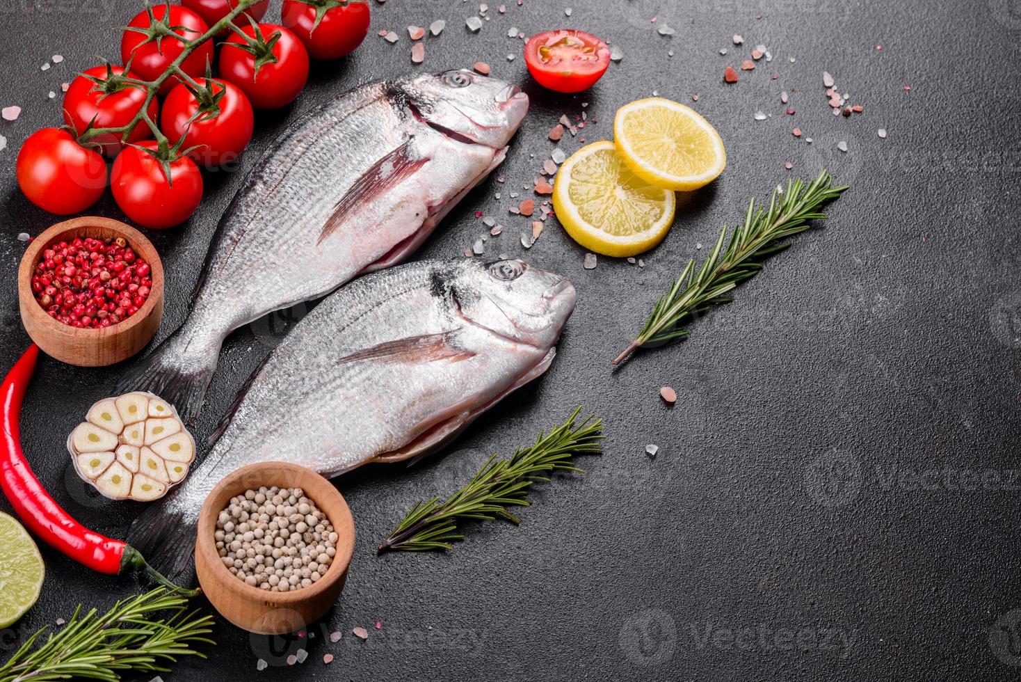 roher Dorado-Fisch mit Gewürzen auf Schneidebrett kochen foto