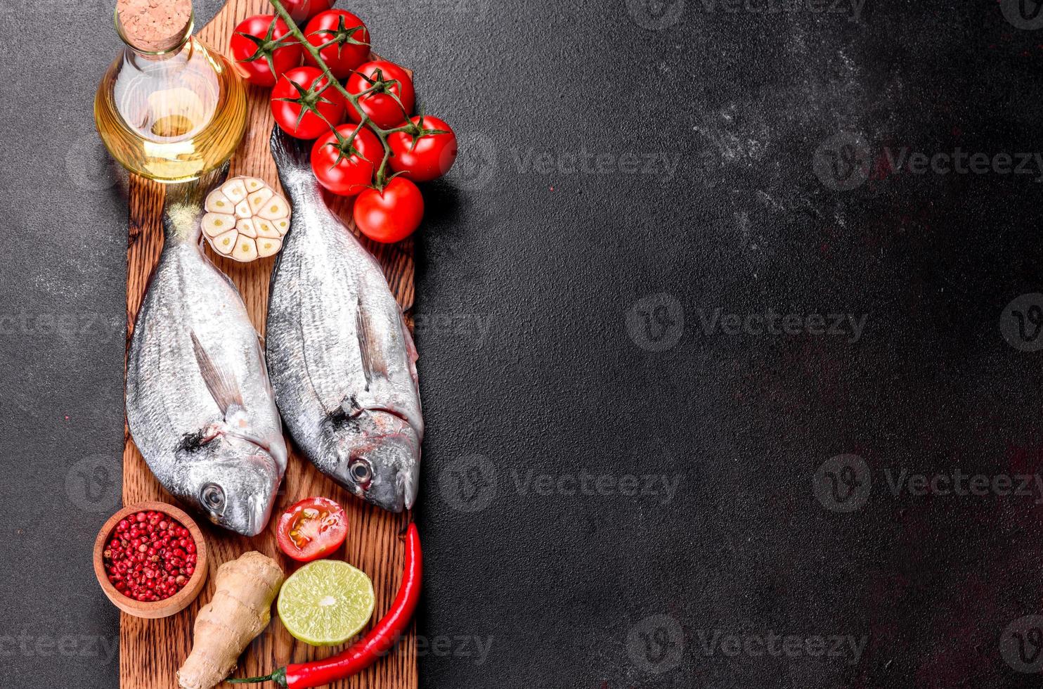 roher Dorado-Fisch mit Gewürzen auf Schneidebrett kochen foto