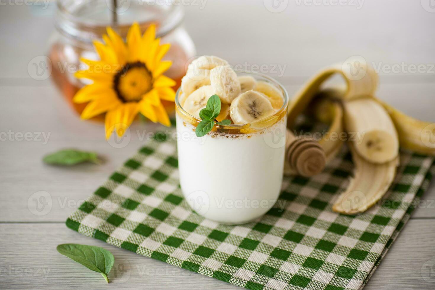 Süss hausgemacht Joghurt mit Bananen und Honig foto