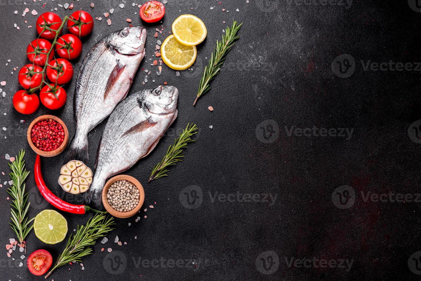 roher Dorado-Fisch mit Gewürzen auf Schneidebrett kochen foto