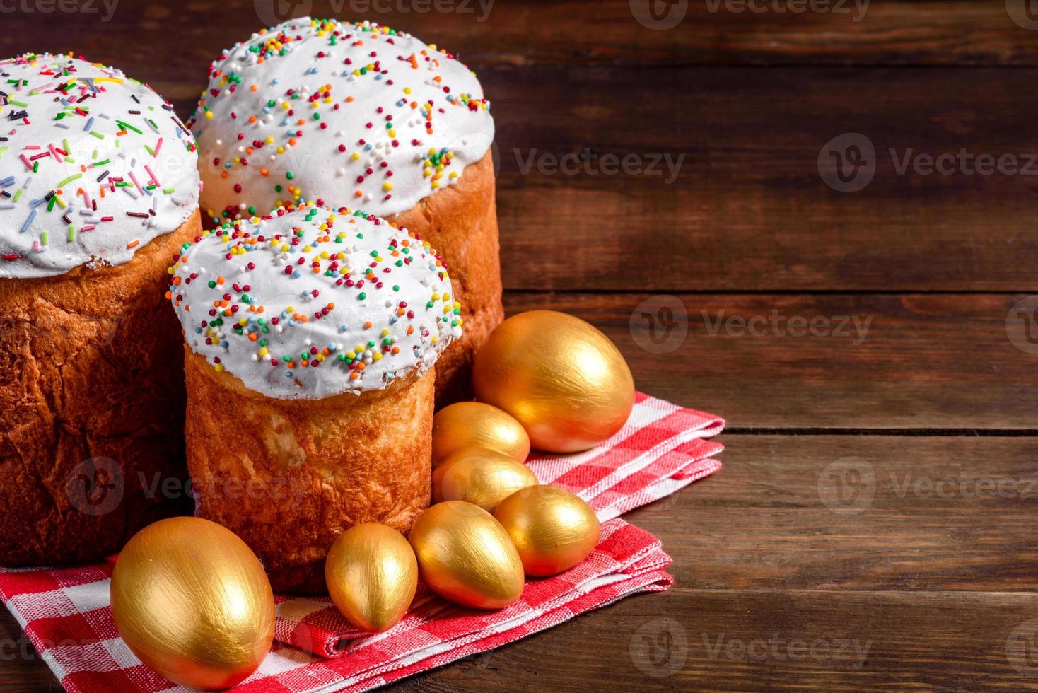 Ostereier Gold und Bronze und Osterkuchen auf dunklem Hintergrund foto