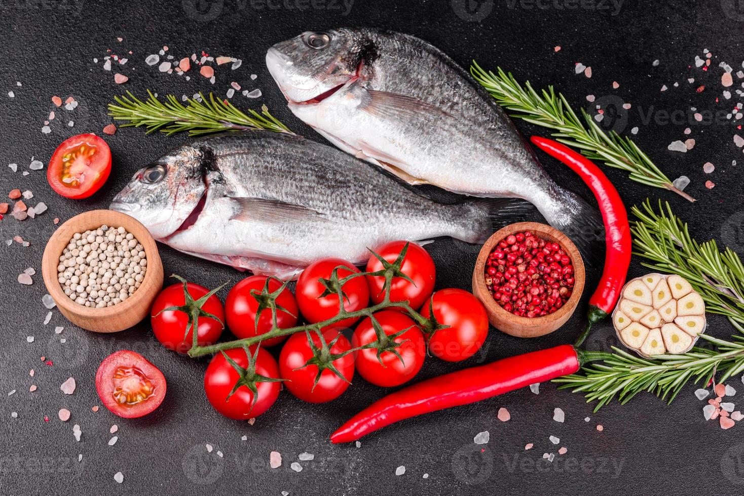 roher Dorado-Fisch mit Gewürzen auf Schneidebrett kochen foto