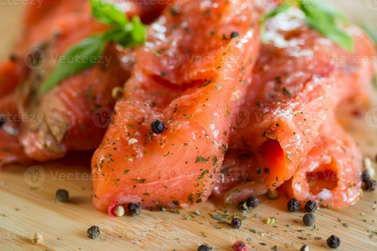 frisch groß Stücke von gesalzen rot Fisch mit Gewürze und Kräuter . foto