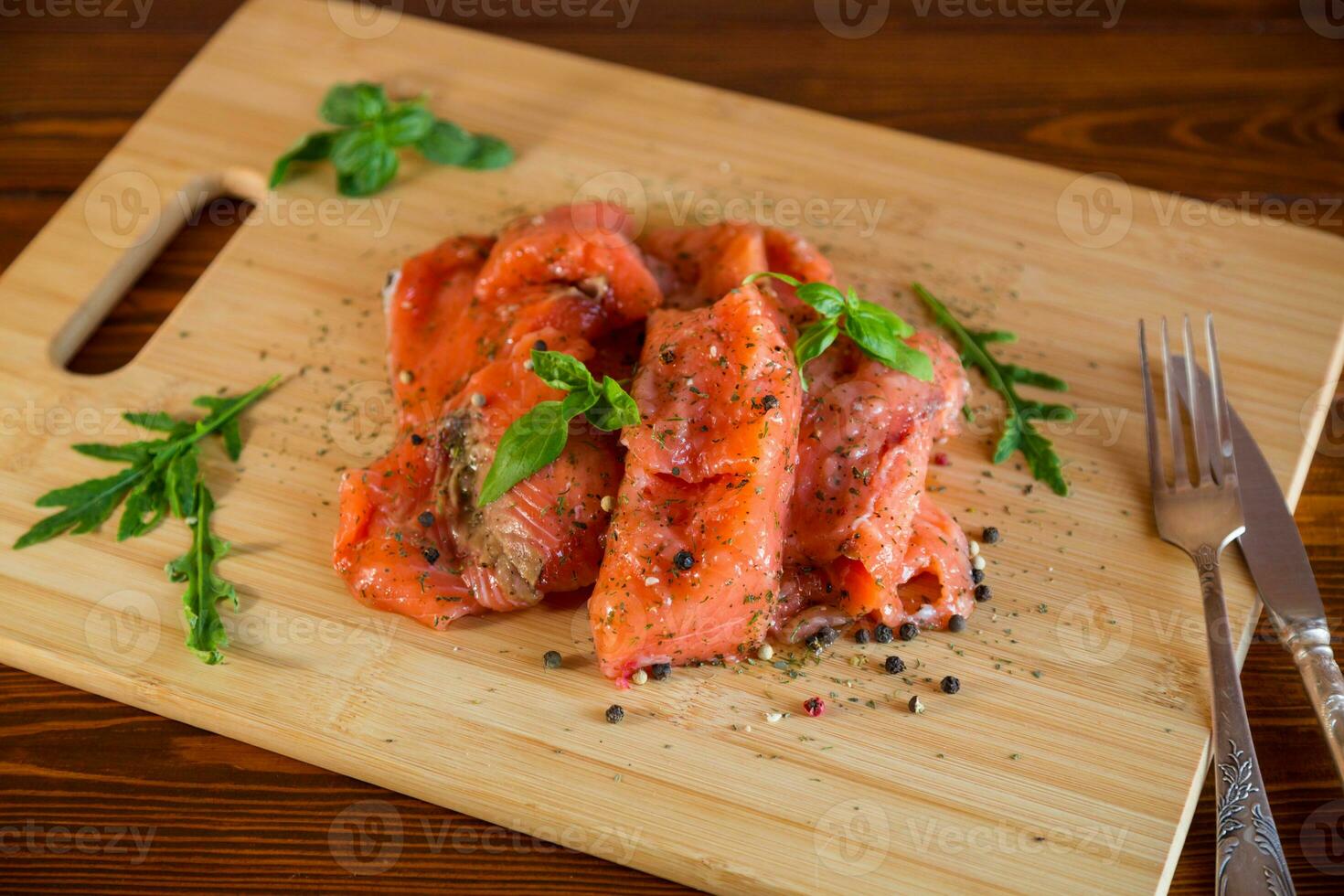 frisch groß Stücke von gesalzen rot Fisch mit Gewürze und Kräuter . foto