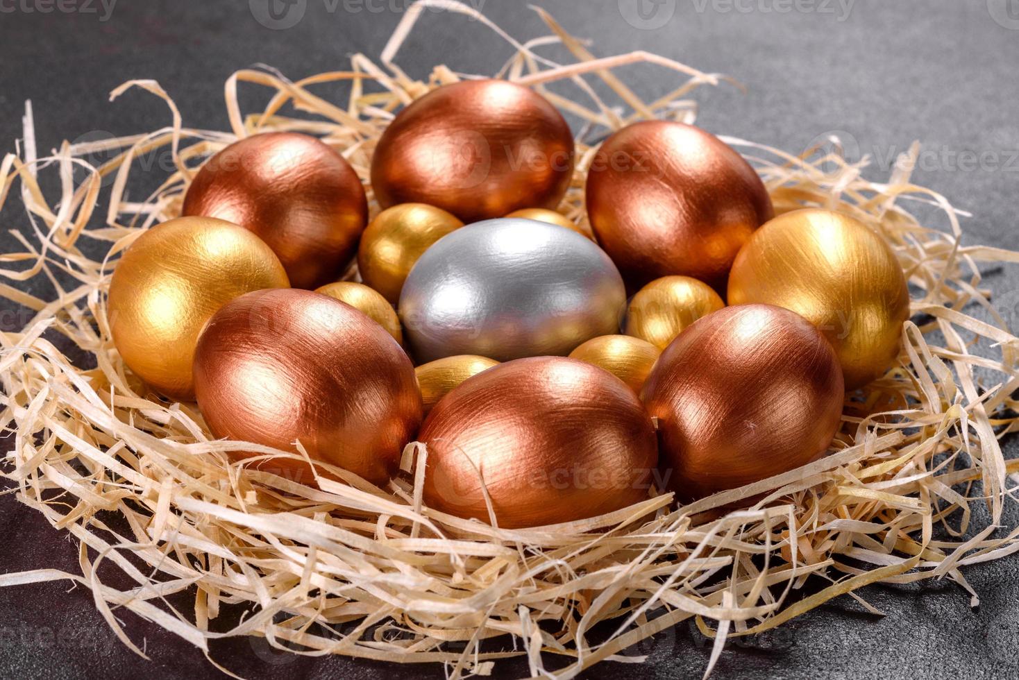 Ostern goldene Eier im Nest, Vorbereitung auf den Urlaub foto