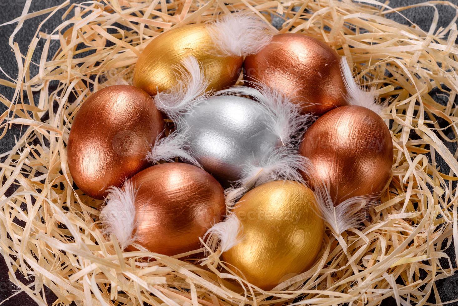 Ostern goldene Eier im Nest, Vorbereitung auf den Urlaub foto