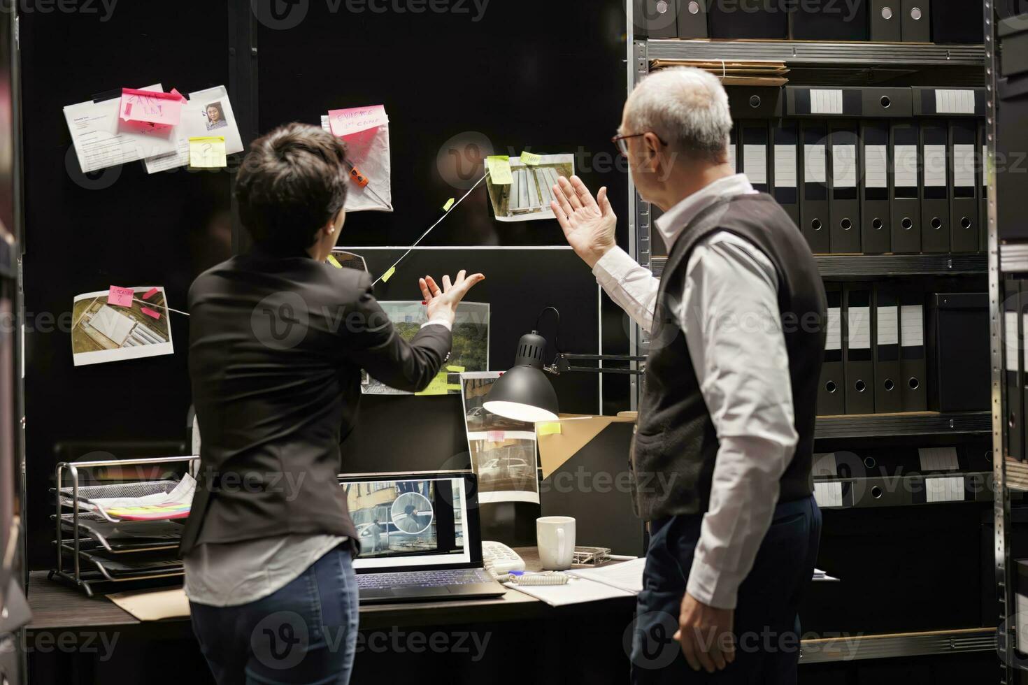 Polizei Offiziere Analysieren Tafel mit Verbrechen Szene Beweis, Arbeiten im Laufe der Zeit beim kriminell Fall im ankommen Zimmer. Privat Detektive Überprüfung Kriminologie Dateien, diskutieren mysteriös vermuten Bericht foto