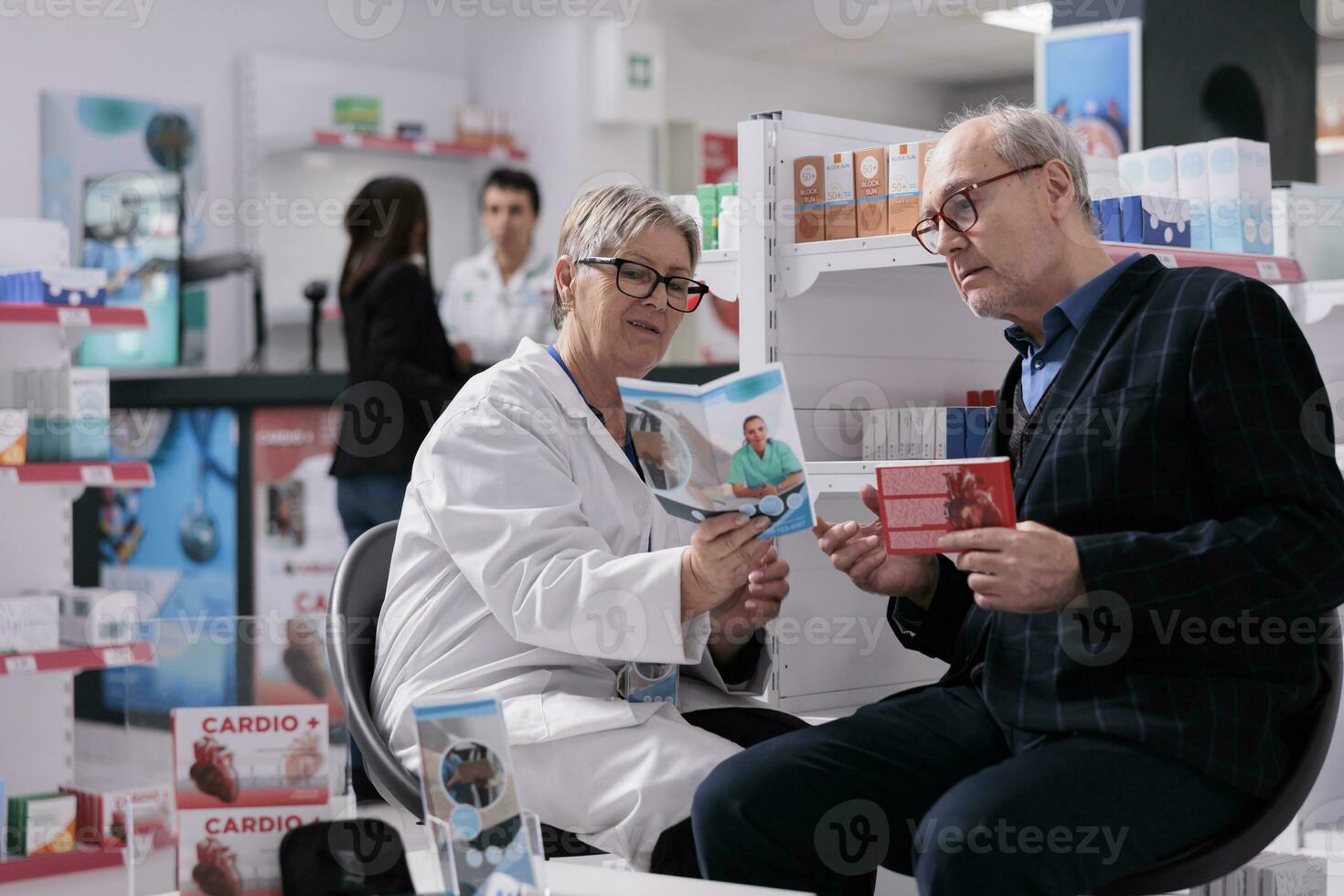 Apotheke Arbeiter reden zu Alten Kunde Über Herz Medikamente und zeigen medizinisch Gesundheitswesen Broschüre. Fachmann Drogerie Assistent Portion Senior Mann wählen Ergänzungen foto