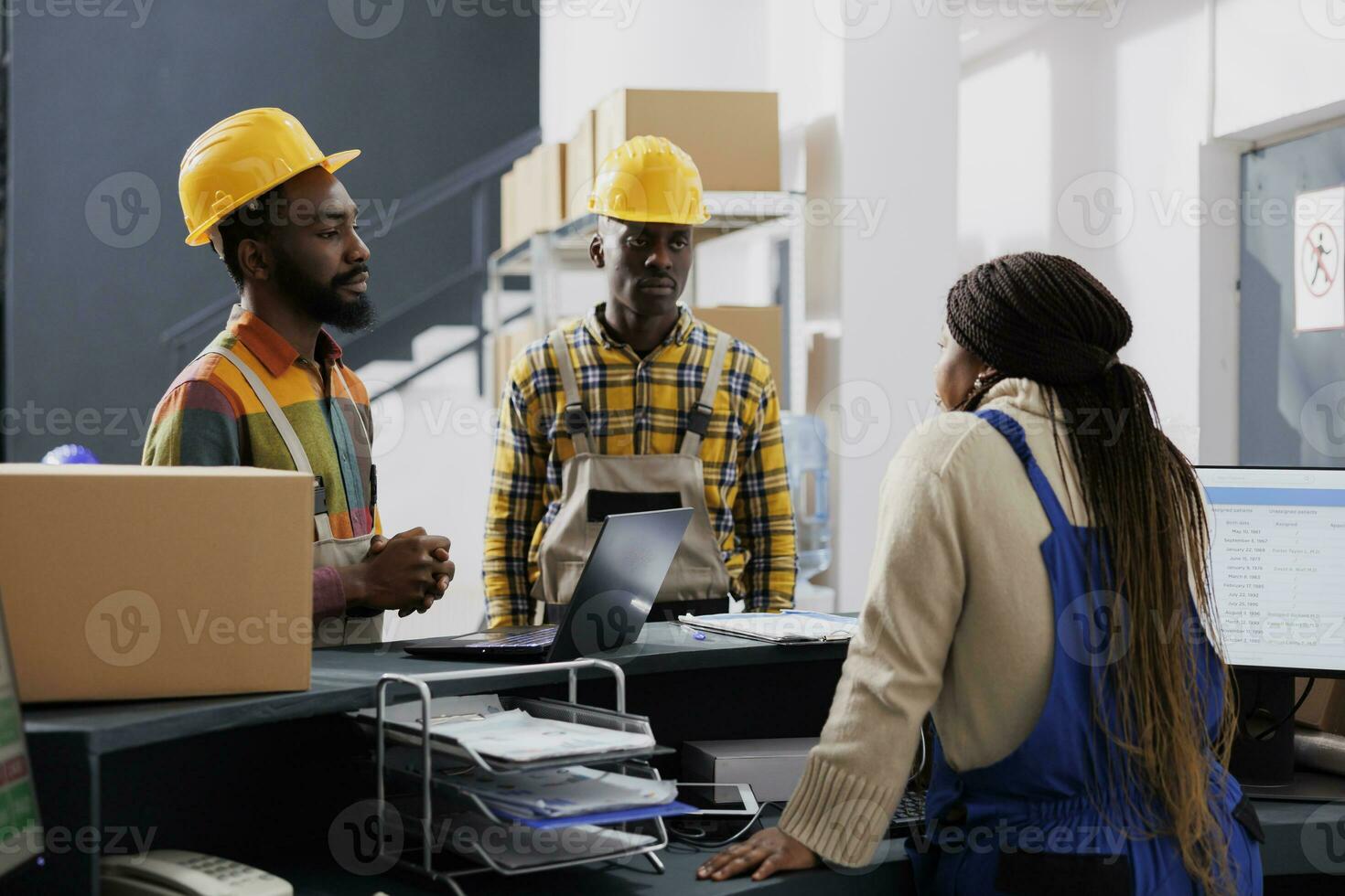 Lagerhaus Angestellte diskutieren Tempo Lieferung verzögern mit Sendung Manager beim Post Büro Zähler Schreibtisch. alle schwarz Warenhaus Mitarbeiter Mannschaft reden Über Pakete Versand foto