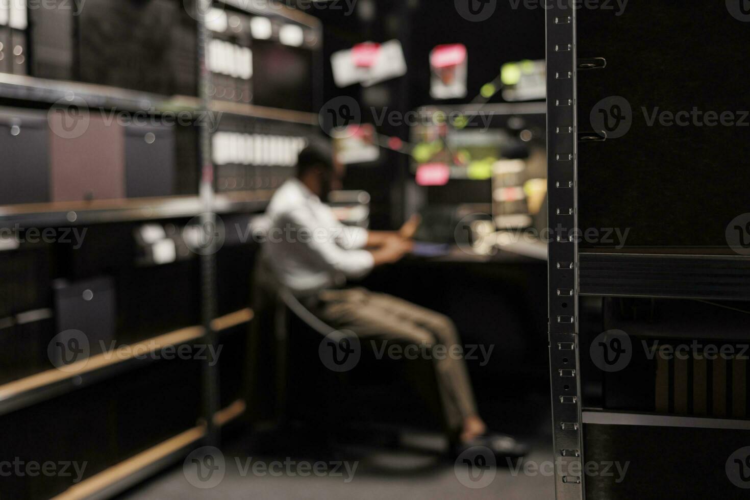 verschwommen Ermittler lösen Verbrechen, Sitzung beim Arbeitsplatz Tabelle im Büro. Polizist Arbeiten im Laufe der Zeit beim Schreibtisch, Dirigieren Ermittlung und Analysieren Beweise beim Nacht Zeit foto