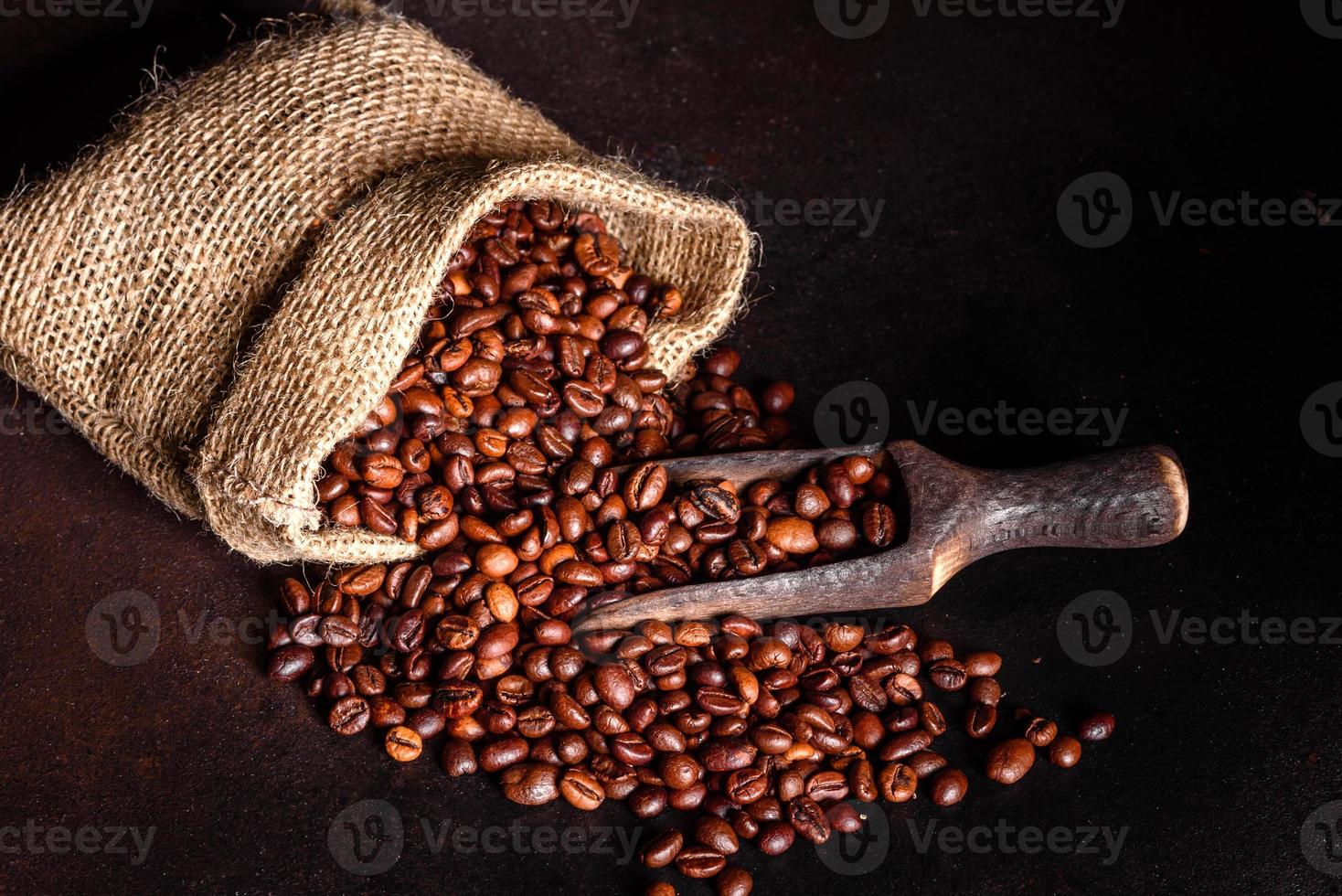 Körner von frisch geröstetem Kaffee Nahaufnahme vor einem dunklen Hintergrund foto