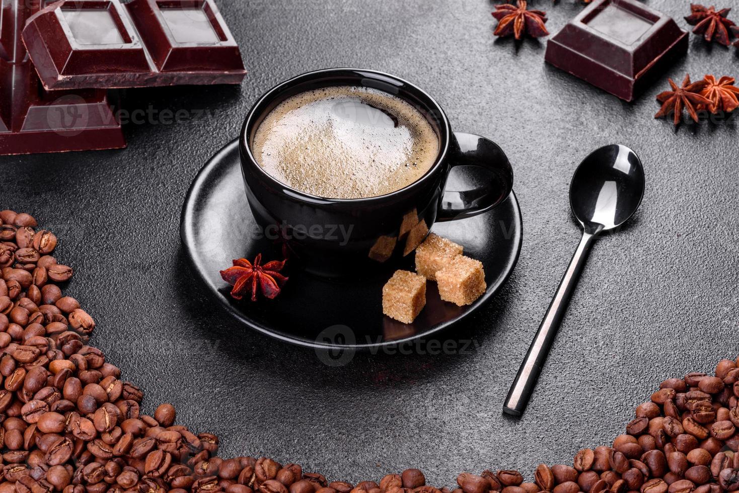 eine Tasse frisch duftenden Morgenkaffee für einen fröhlichen Start in den Tag foto