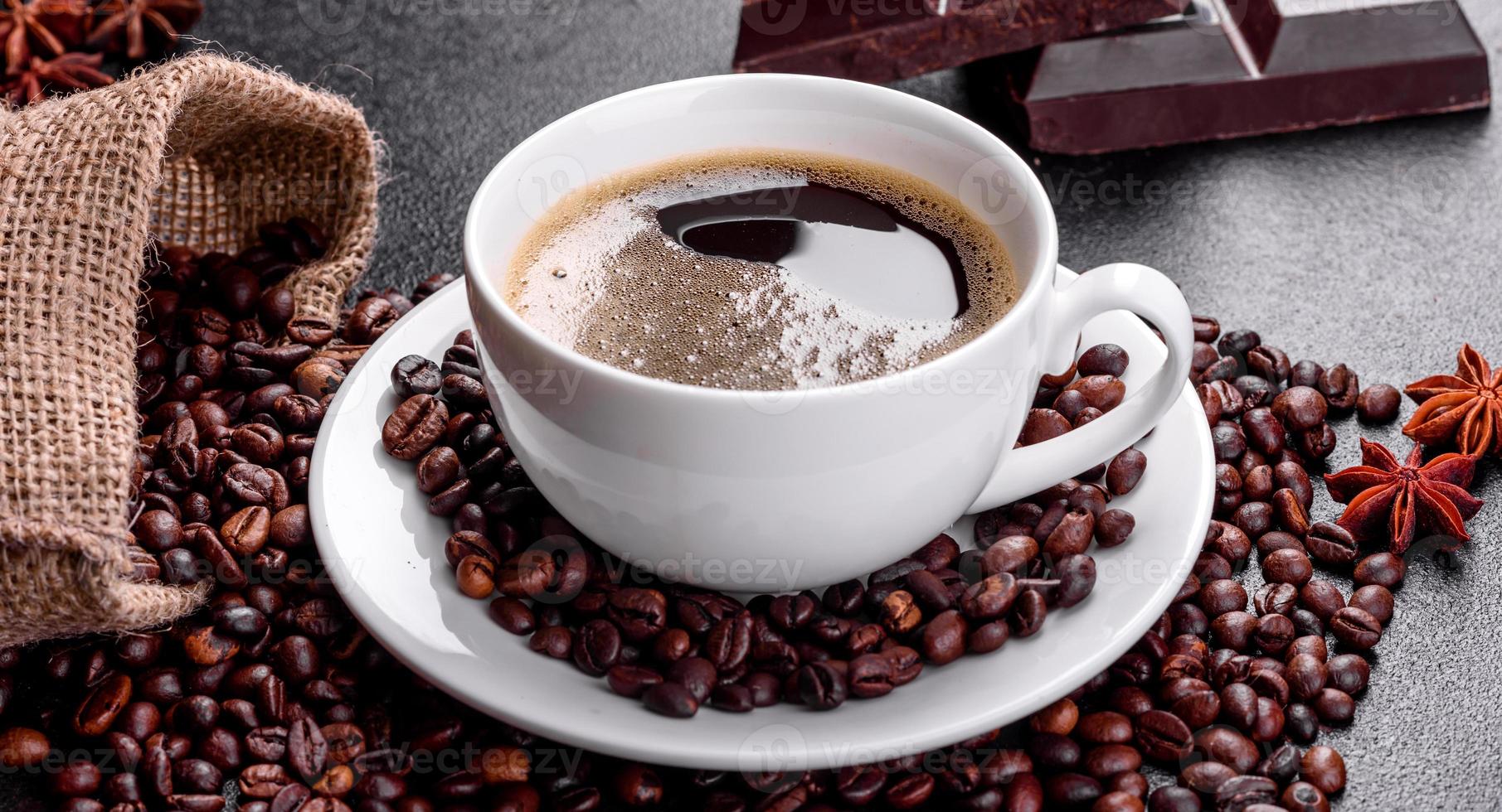 eine Tasse frisch duftenden Morgenkaffee für einen fröhlichen Start in den Tag foto