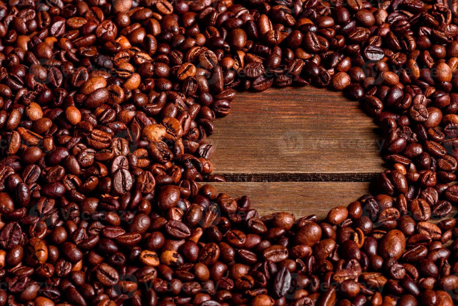 Körner von frisch geröstetem Kaffee Nahaufnahme vor einem dunklen Hintergrund foto