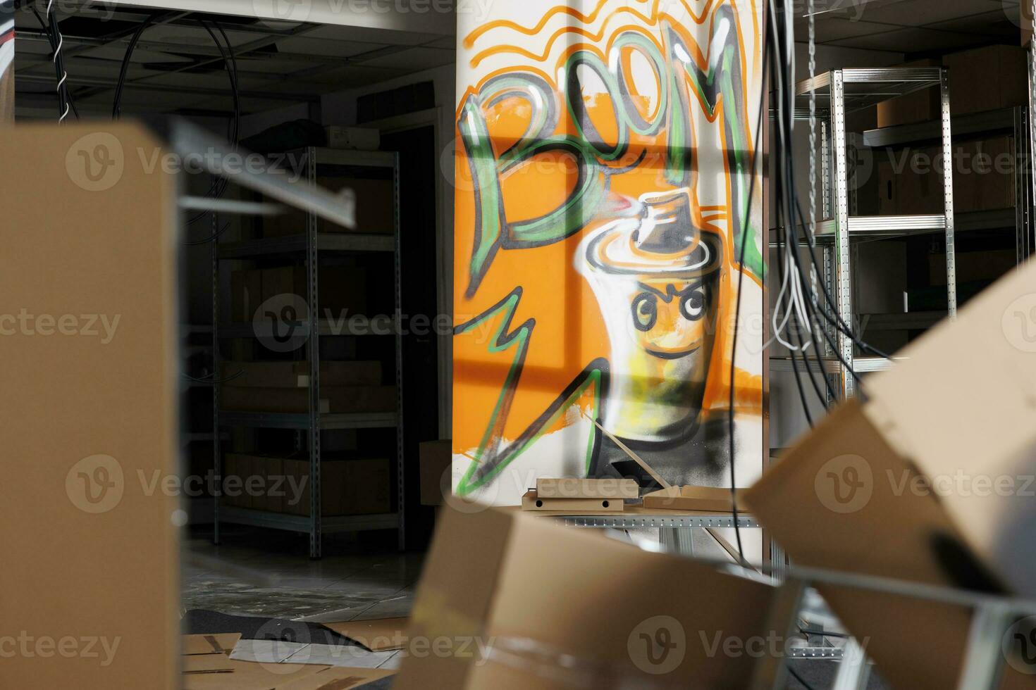 bröckelt Struktur von leeren Gebäude mit sprühen Farbe auf zerstört Wände, suchen gruselig und schmutzig. zerstört vernachlässigt Warenhaus mit Chaos von Müll und Staub, Trümmer verstreut überall. foto