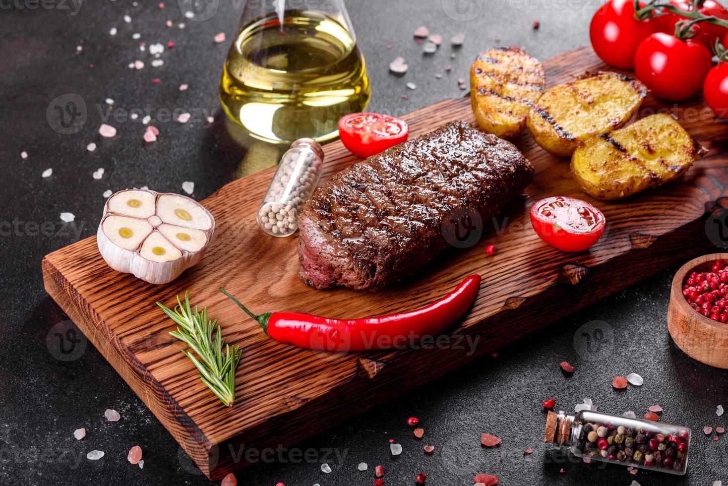 Ribeye Steak mit Kartoffeln, Zwiebeln und Cherrytomaten foto