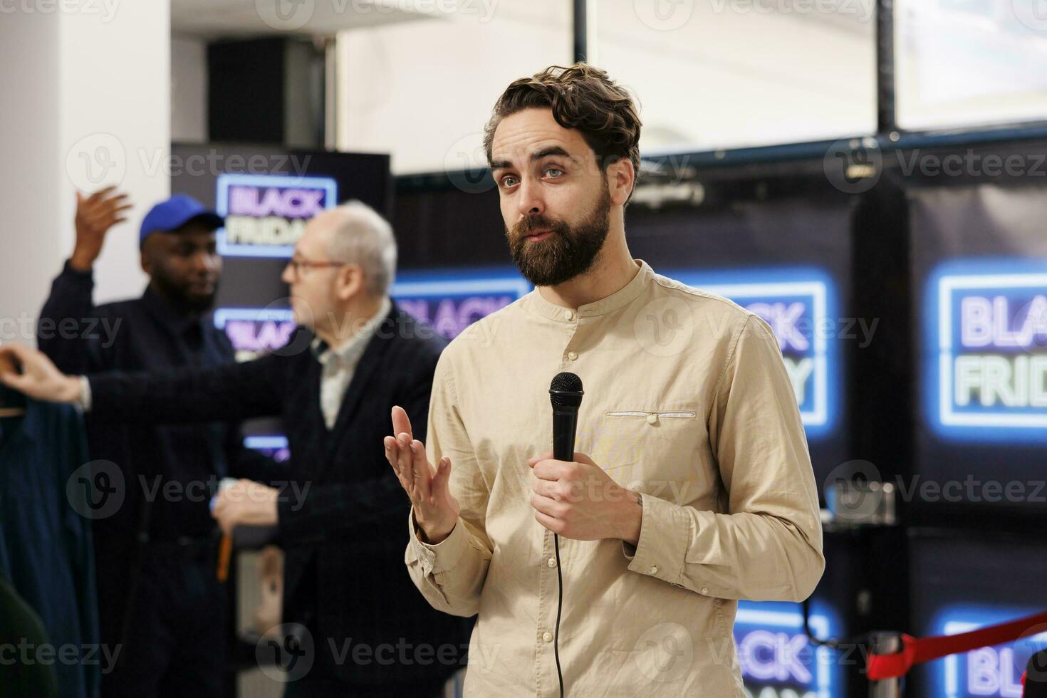 Fernsehen Journalist halten Mikrofon Rundfunk- Nachrichten Über schwarz Freitag Wahnsinn. Fernseher Reporter Herstellung Reportage Über saisonal Der Umsatz während Stehen im lokal im Kleidung Geschäft foto