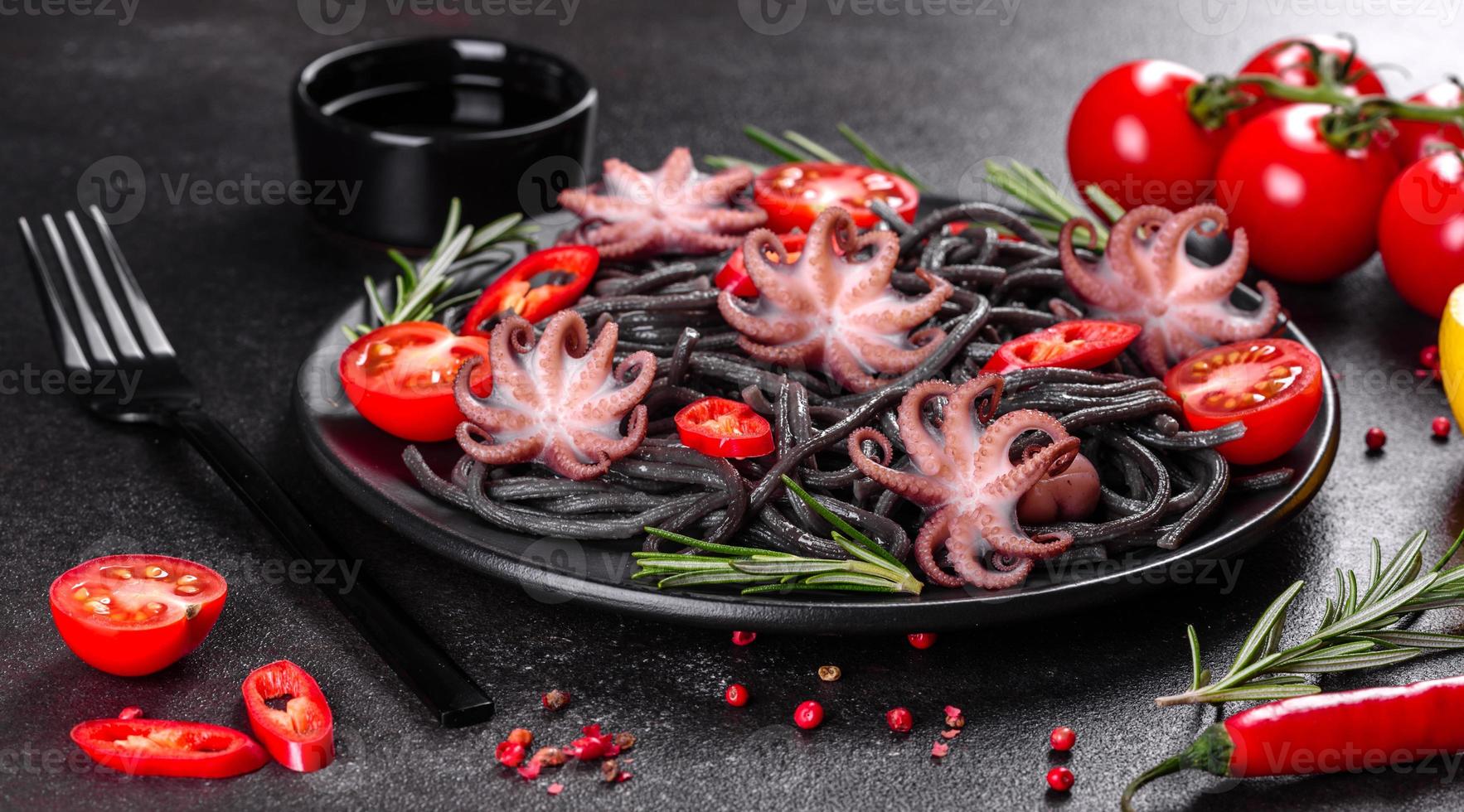 schwarze Meeresfrüchtenudeln mit Garnelen, Oktopus und Muscheln foto