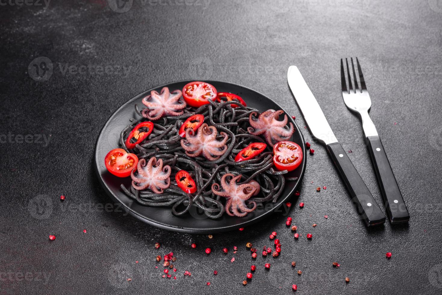 schwarze Meeresfrüchtenudeln mit Garnelen, Oktopus und Muscheln foto