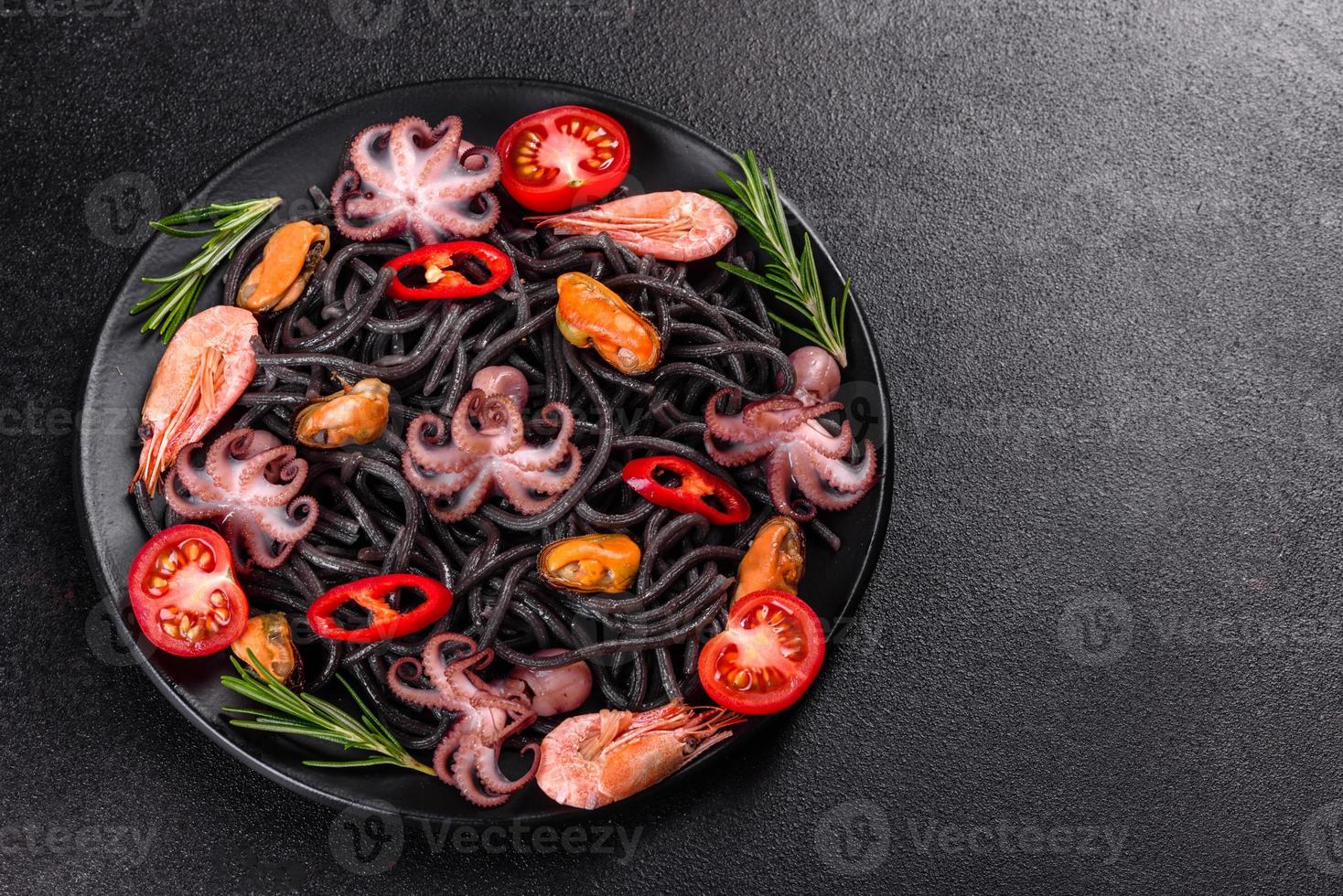 schwarze Meeresfrüchtenudeln mit Garnelen, Oktopus und Muscheln foto