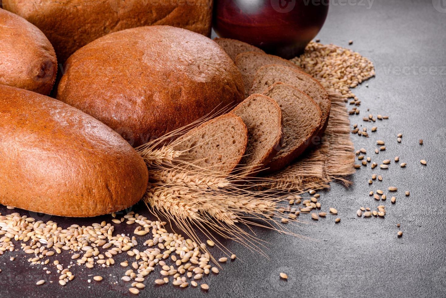 frisch gebackenes Schwarzbrot auf braunem Betongrund foto