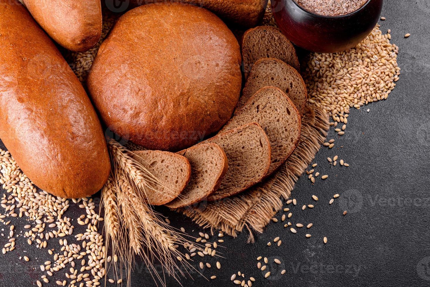 frisch gebackenes Schwarzbrot auf braunem Betongrund foto