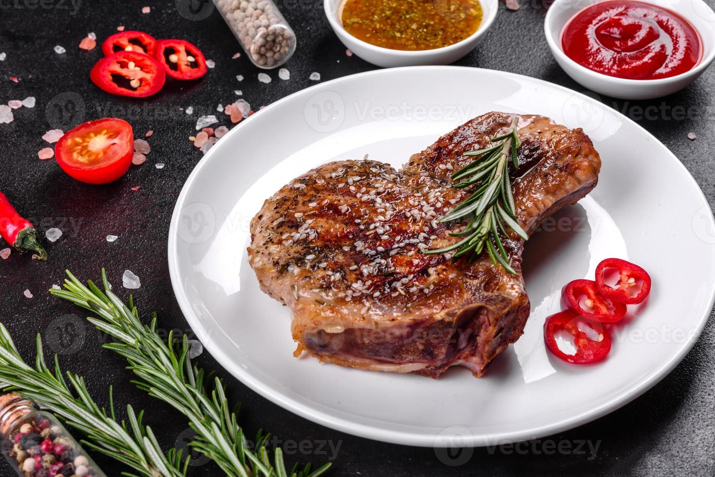 frisches leckeres saftiges Steak auf den Knochen foto