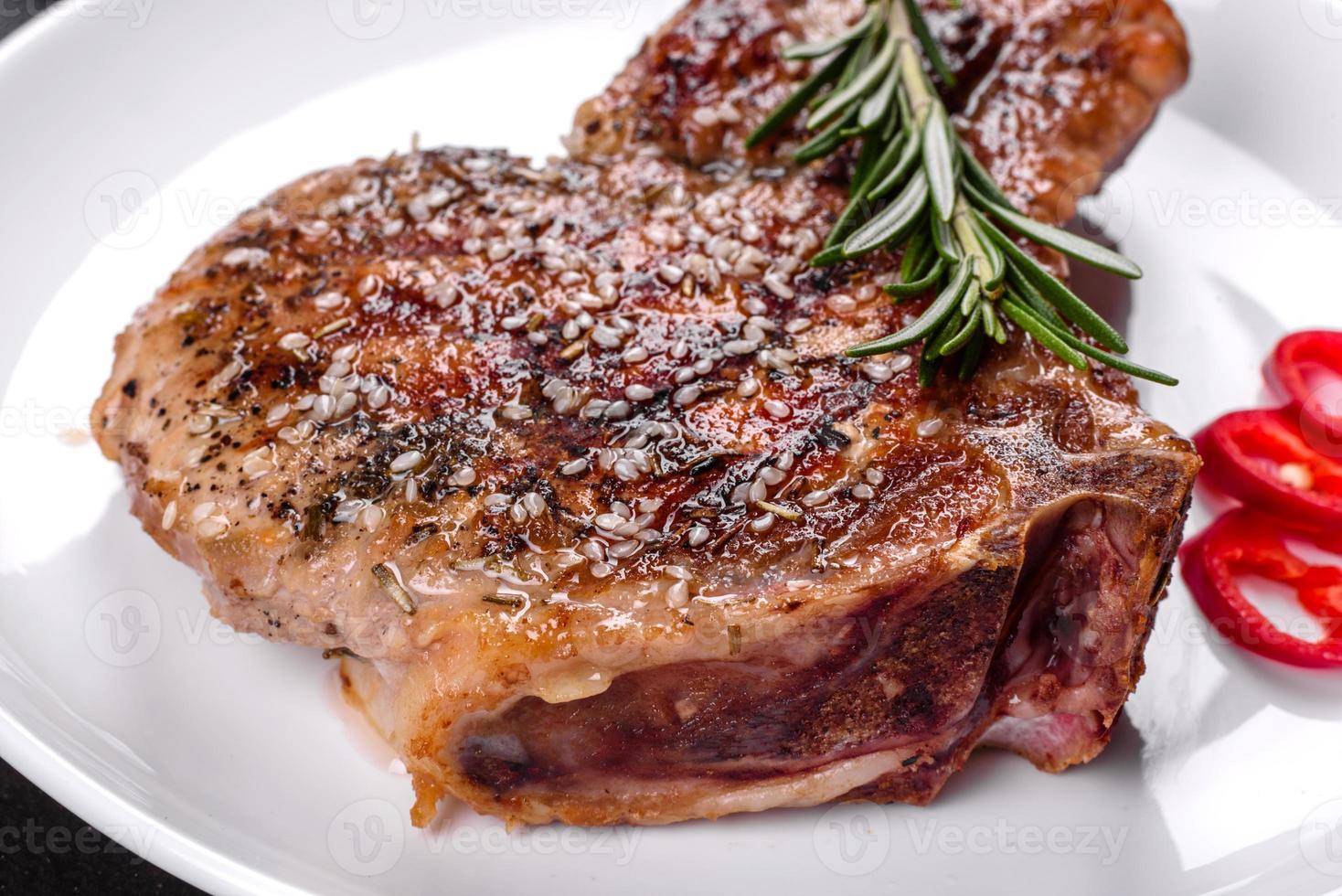 frisches leckeres saftiges Steak auf den Knochen mit Gemüse foto