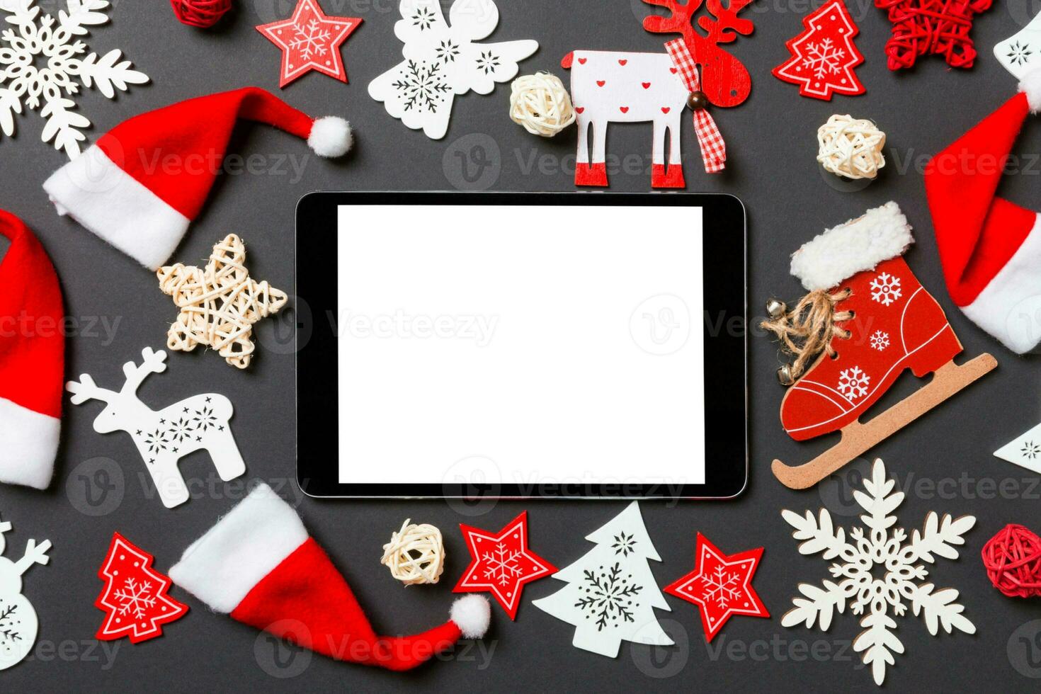 Draufsicht des digitalen Tablets. neujahrsdekorationen auf schwarzem hintergrund. Frohe Weihnachten-Konzept foto