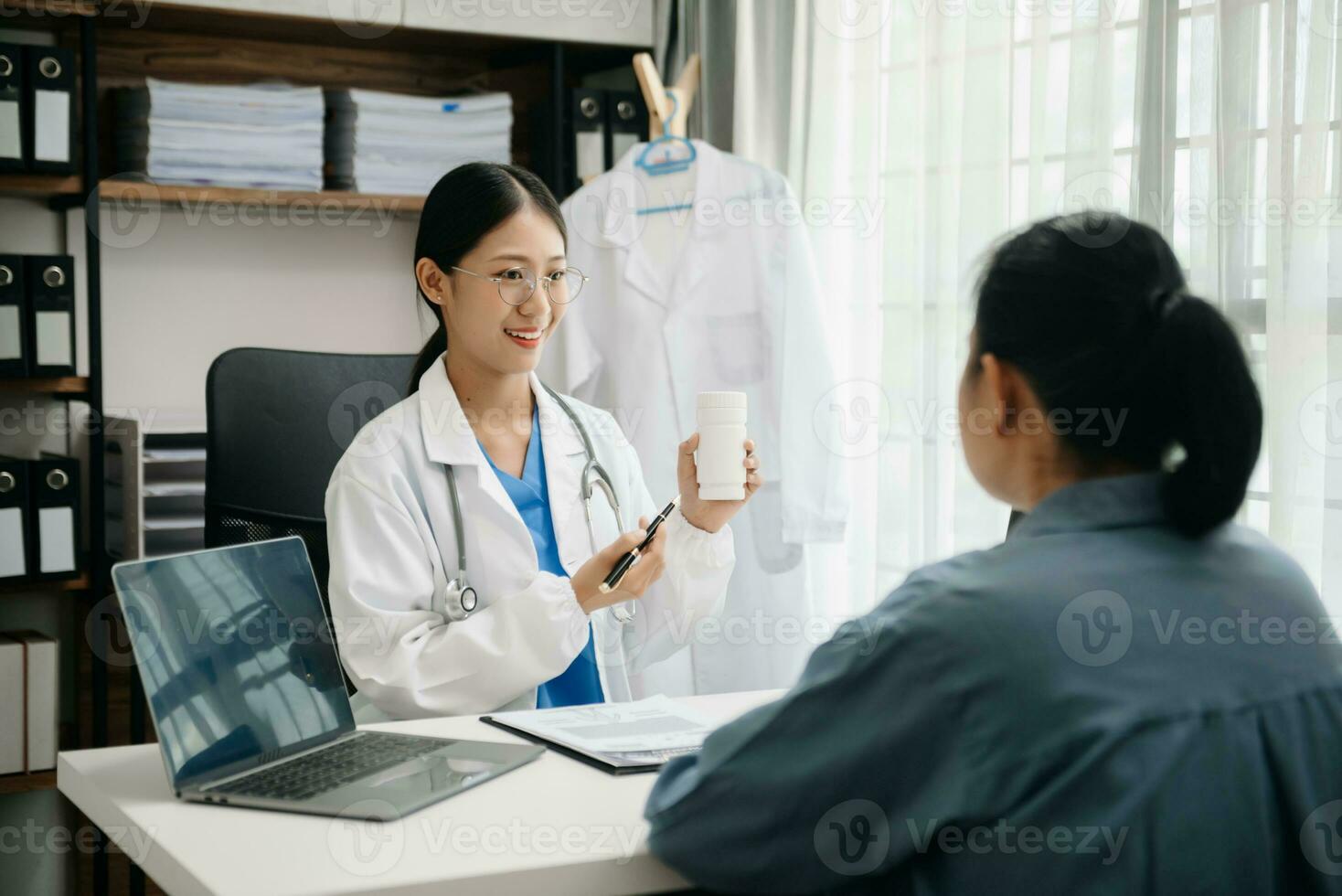 Ärzte erklären Patienten die Einnahme von Medikamenten. Gesundheits- und medizinisches Konzept. foto