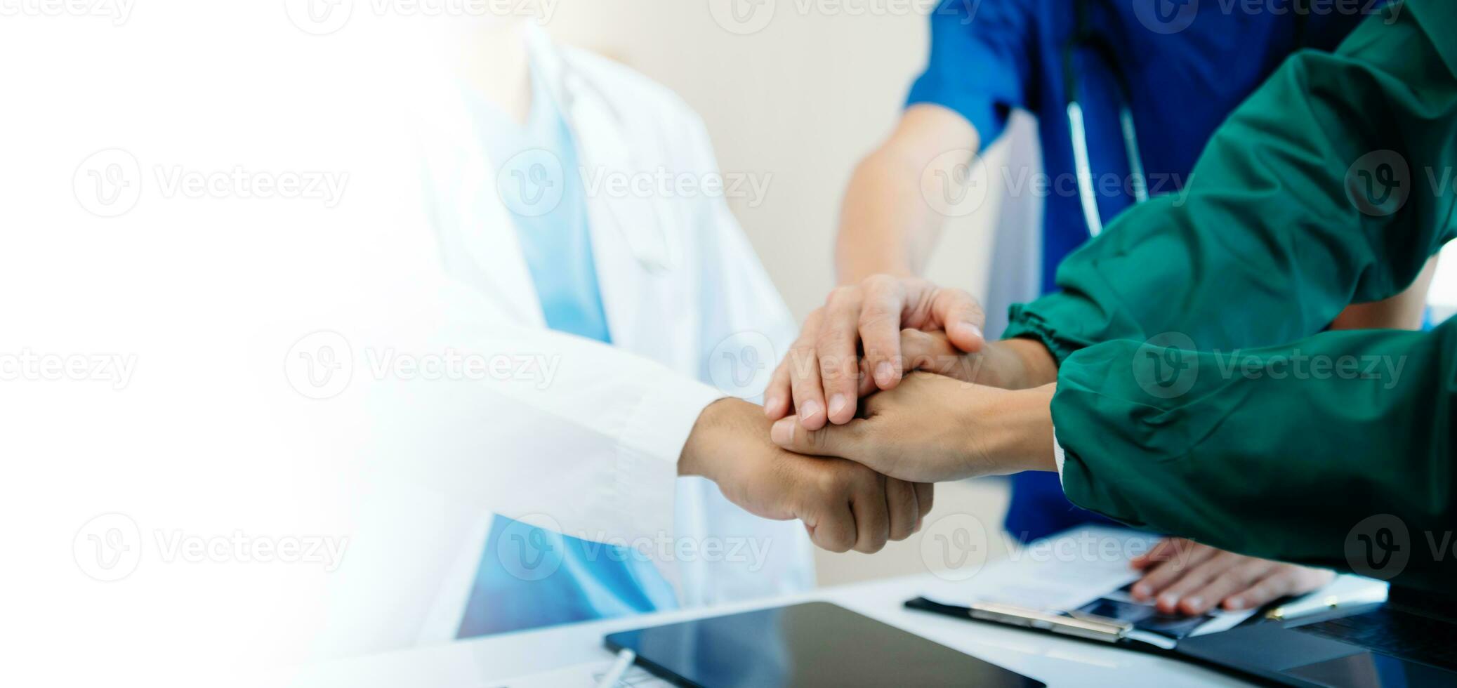 Mannschaft Ärzte Krankenschwestern Union Koordinate Hände Zusammenarbeit Konzept im Krankenhaus zum Erfolg und Vertrauen im das Team. foto