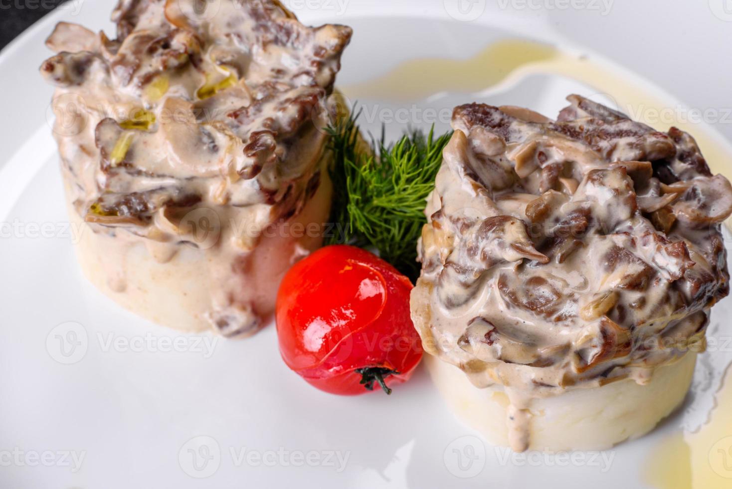 leckerer Beef Stroganoff mit weichem Kartoffelpüree foto