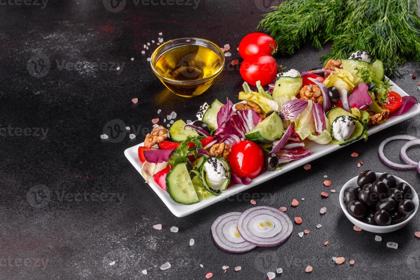 gesunder Salat mit Kirschtomaten, Bio-Oliven foto