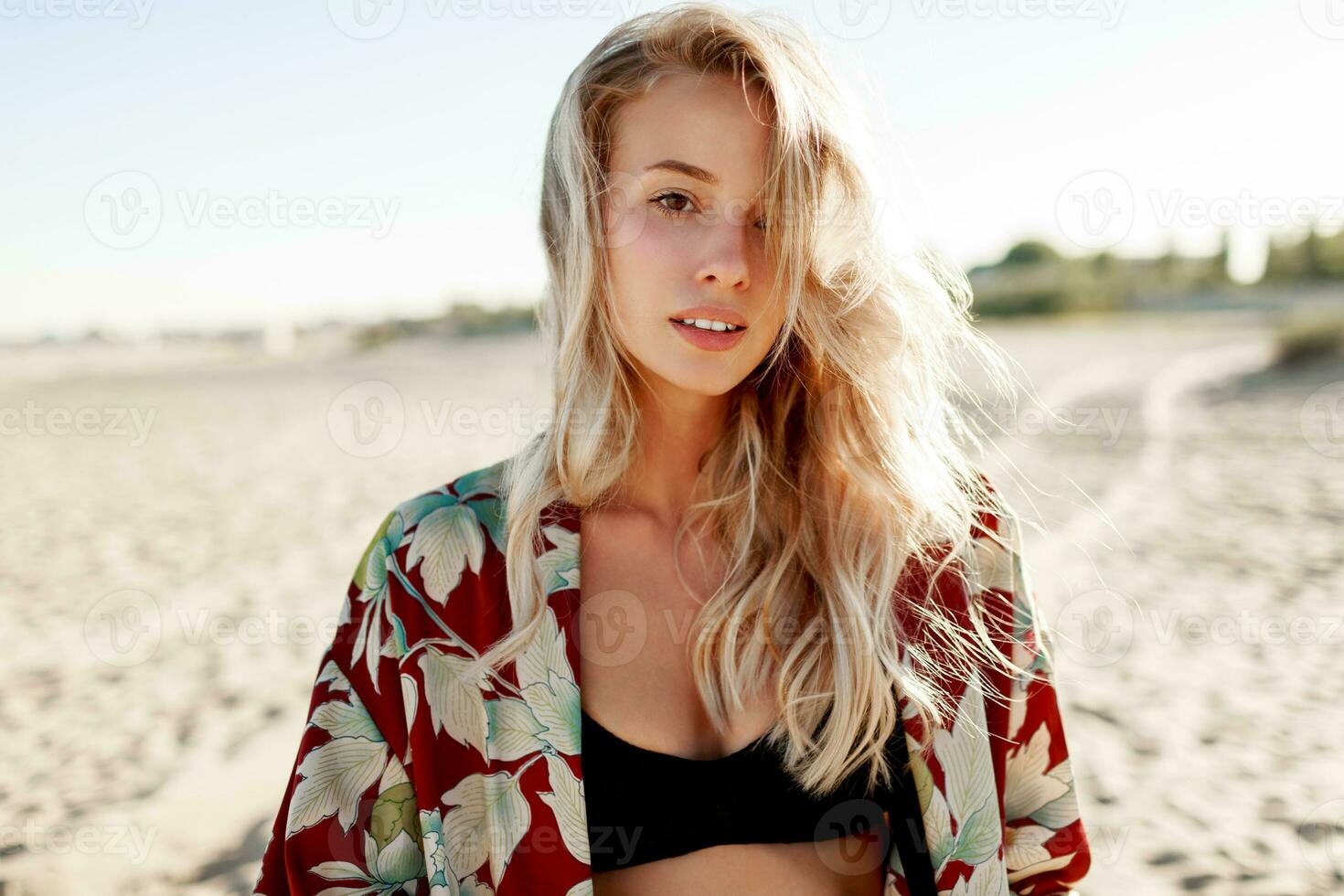 Schönheit Porträt von romantisch blond Frau posieren auf das Strand. Sanft Farben. perfekt Haut. foto