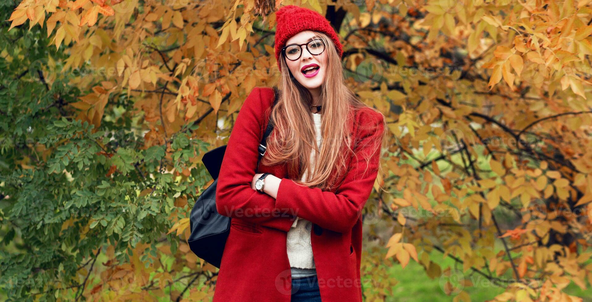 Mode Foto von blond Frau mit lange Haare Gehen im sonnig Herbst Park im modisch beiläufig Outfit.