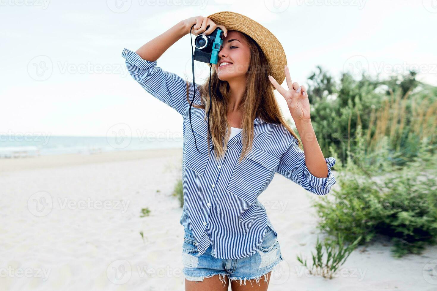 Sommer- Ferien Zeit auf Abend Strand. Reise Frau Gehen in der Nähe von Ozean. Sanft Fokus. foto