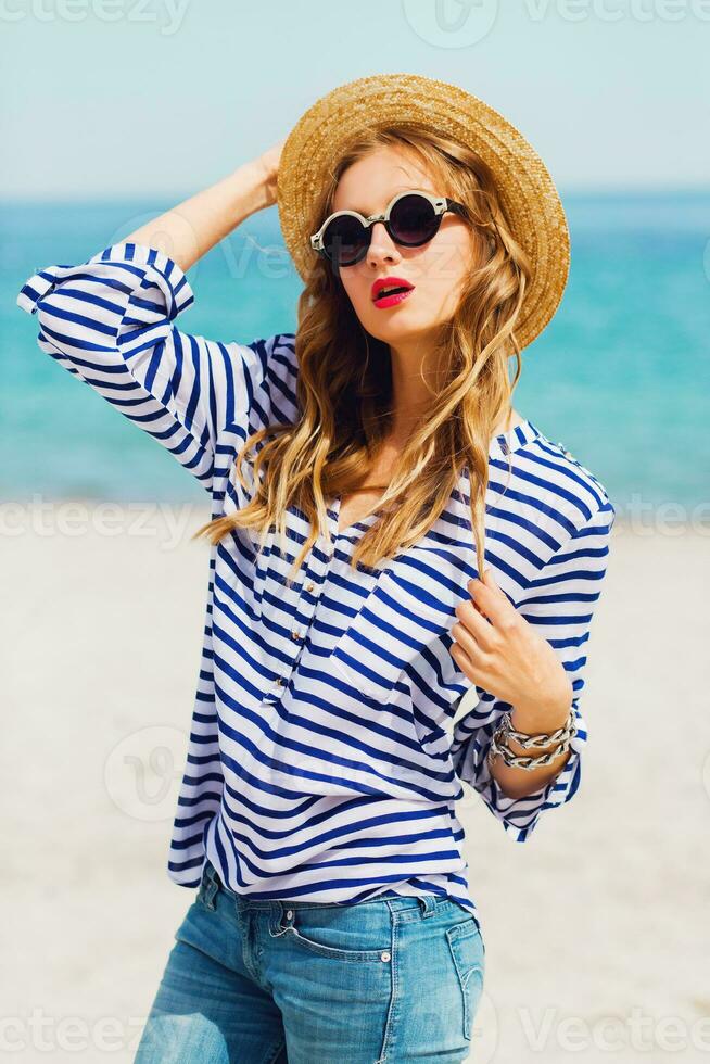 schließen oben Lebensstil Sommer- Porträt von frisch jung Frau im cool Sonnenbrille und Stroh Hut posieren auf das sonnig tropisch Strand. genießen ihr Ferien . foto