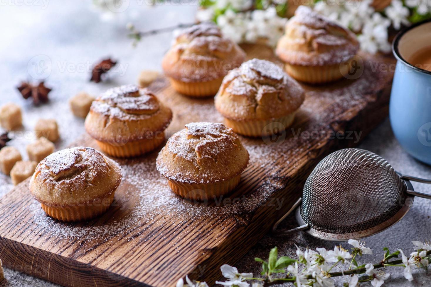 frisch gebackene Cupcakes aus Reismehl mit Banane und Vanille foto