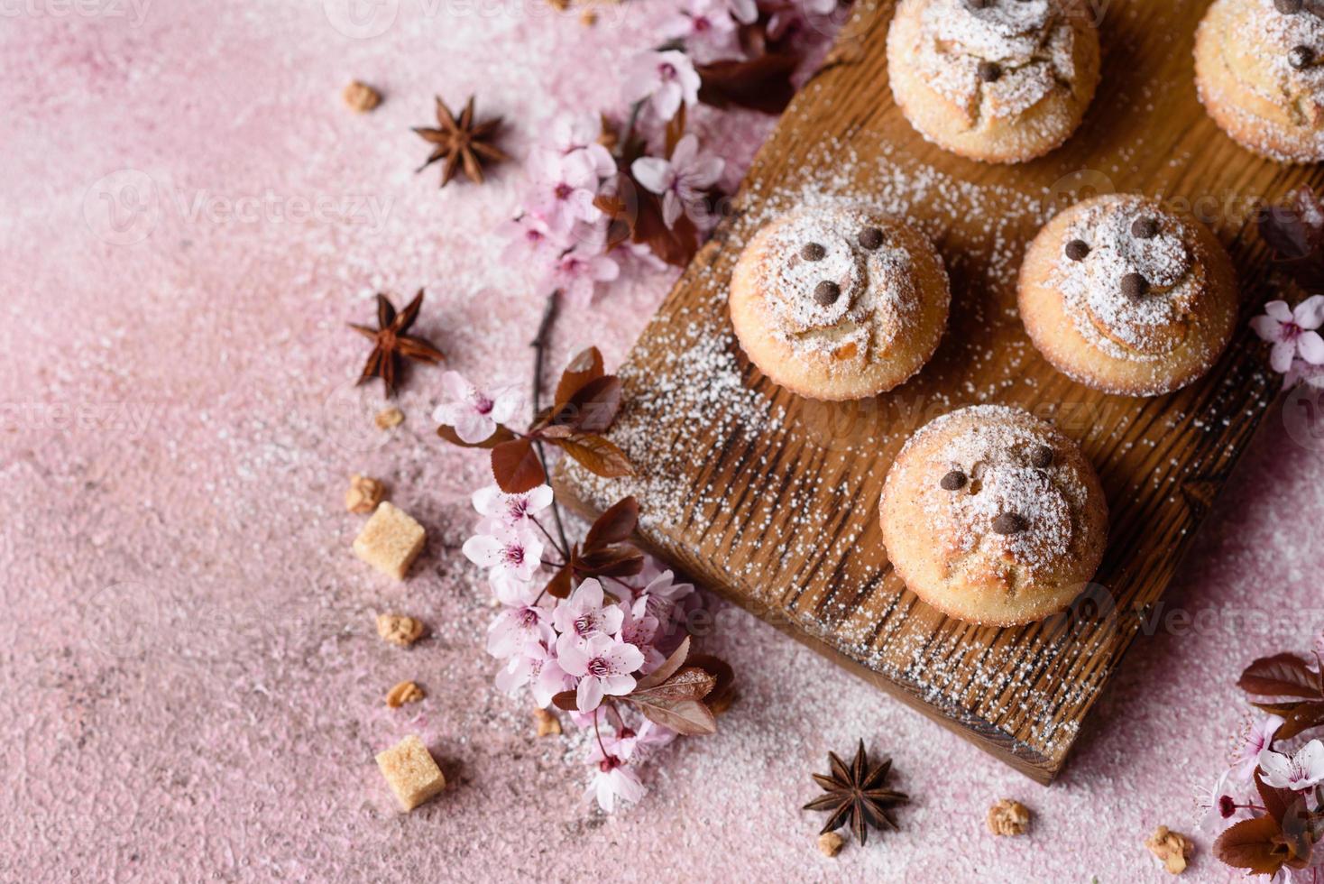 frisch gebackene Cupcakes aus Reismehl mit Banane und Vanille foto