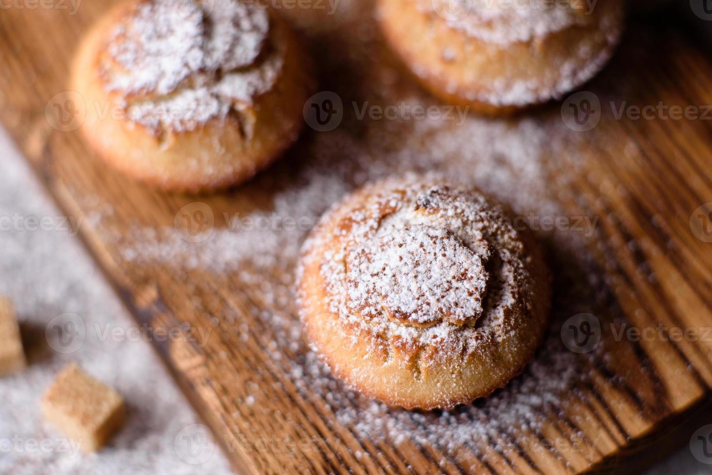 frisch gebackene Cupcakes aus Reismehl mit Banane und Vanille foto