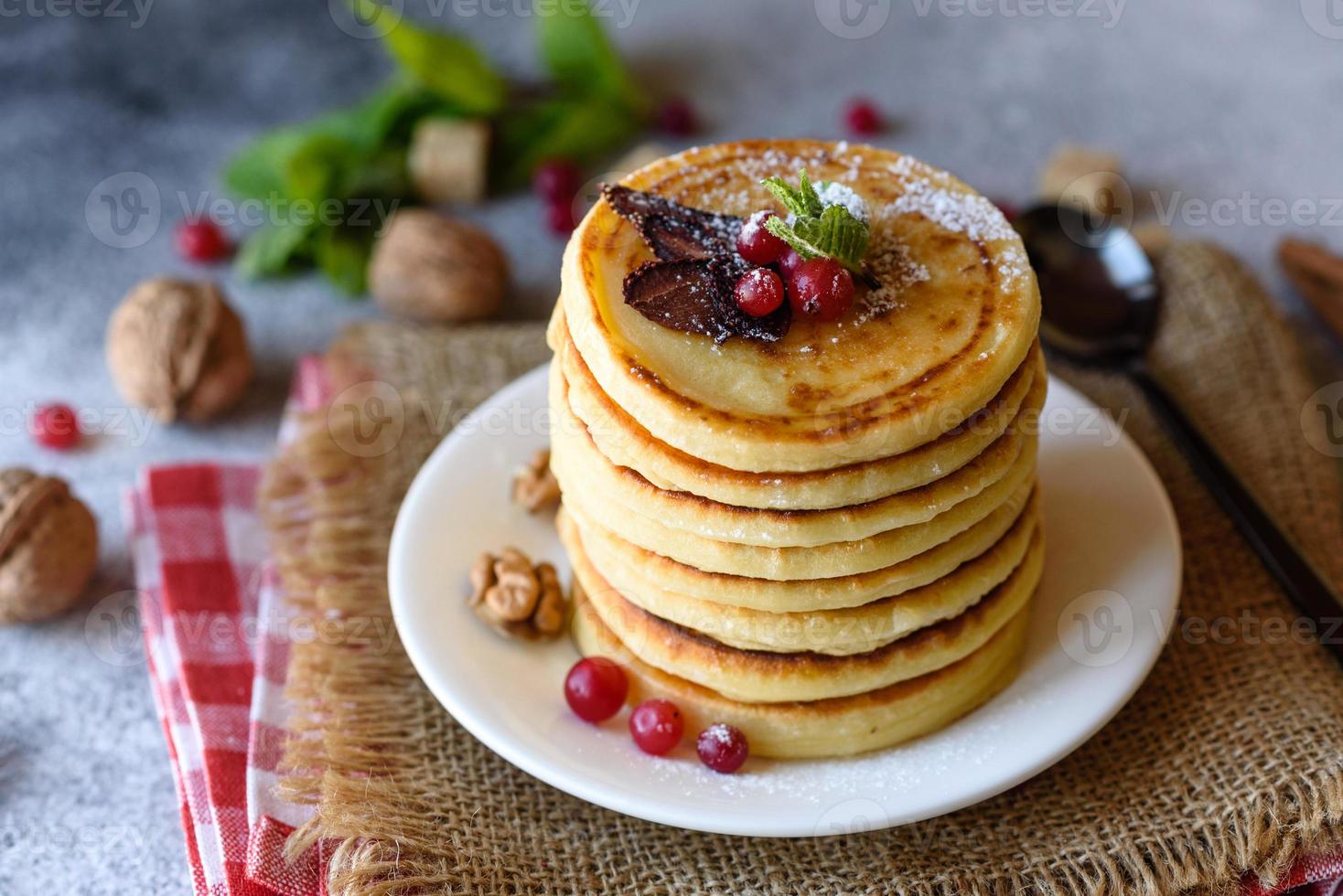 leckere frische schöne Pfannkuchen mit Zitrushonig und Marmelade foto